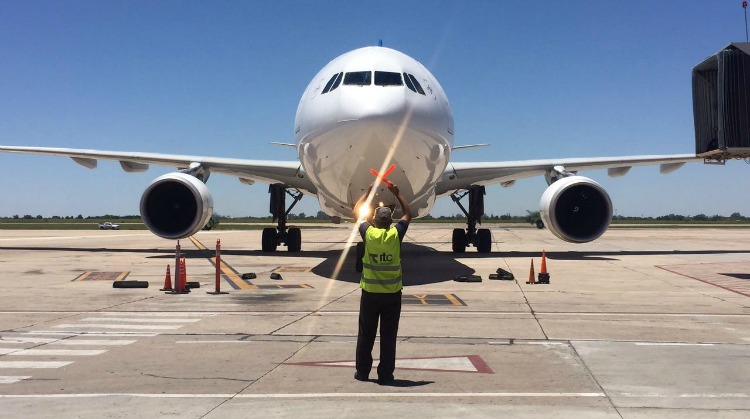 Aterriza el avión del vuelo inaugural Madrid-Córdoba
