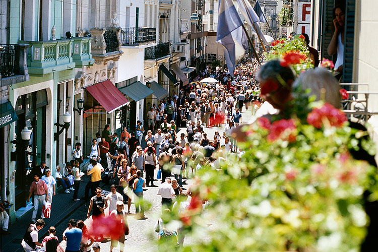 Gente caminando por las calles de San Telmo, Buenos Aires