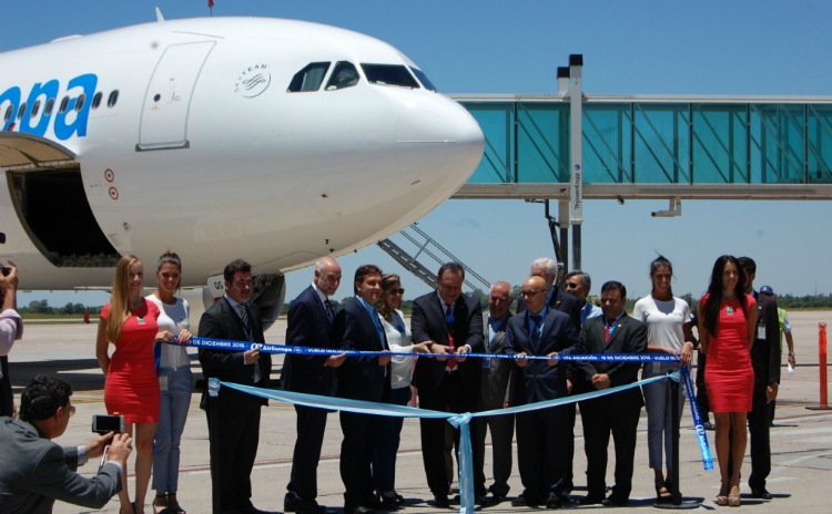 El ministro Santos recibe y corta las cintas del vuelo inaugural Madrid-Córdoba