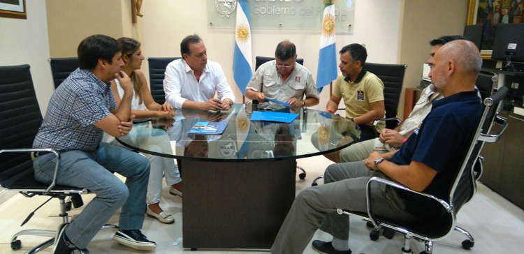 El ministro Santos reunido durante el anuncio de las obras en El Impenetrable