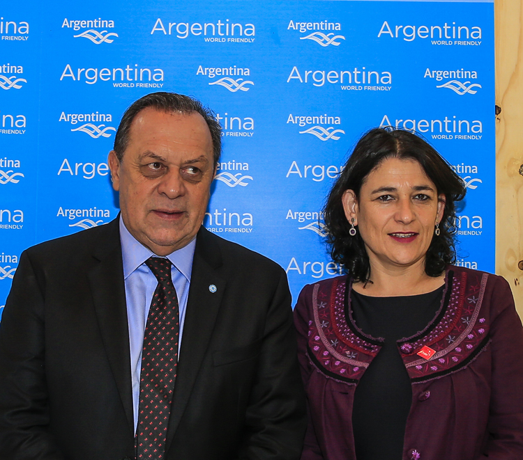 El ministro Santos junto a Javiera Montes