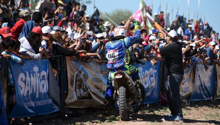 Espectadores reciben a competidor del Dakar