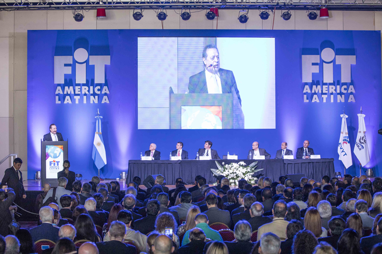 Santos dando su discurso en la apertura de la FIT