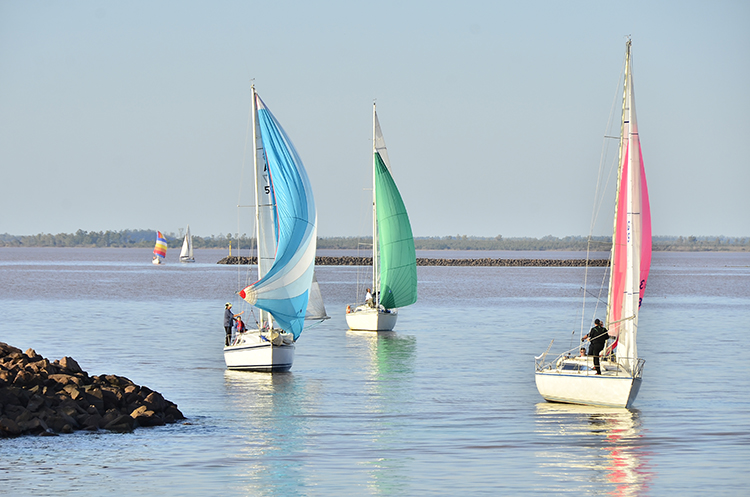 Barcos navegando el río en Federación, Entre Ríos