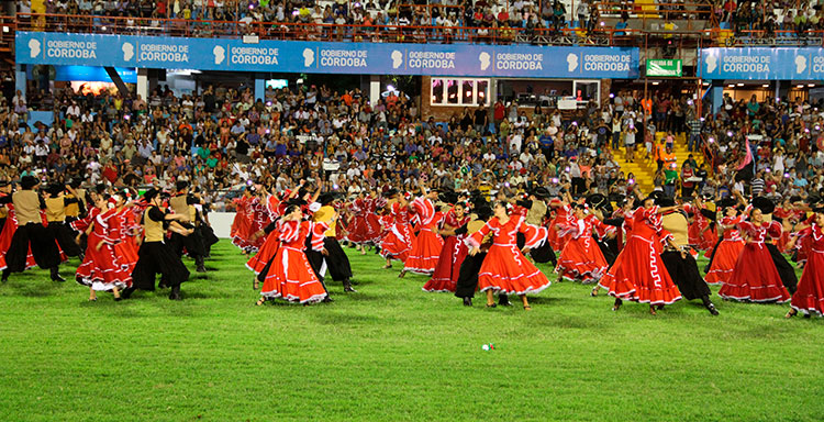 Bailarines en el predio del festival