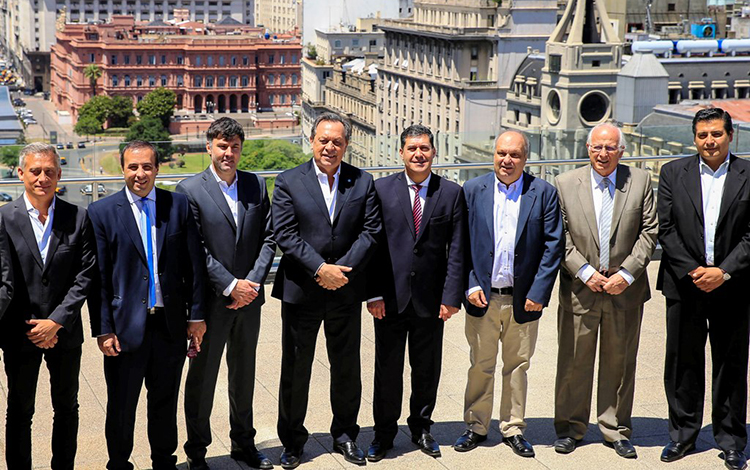 El ministro Santos junto a referentes turísticos del país y el titular de medios públicos durante la presentación de Festival País