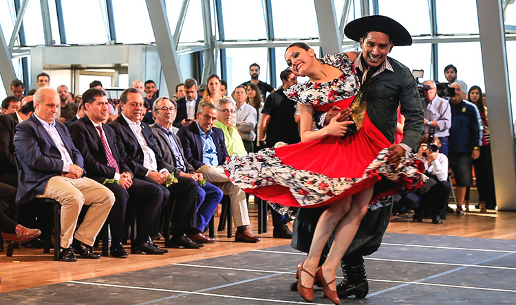 Baile en la presentación de Festival País 