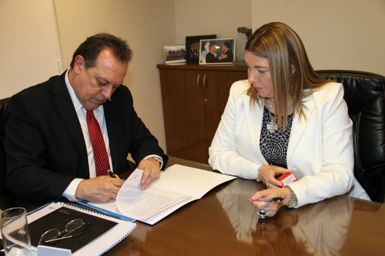 El ministro Santos firma el convenio con Tierra del Fuego