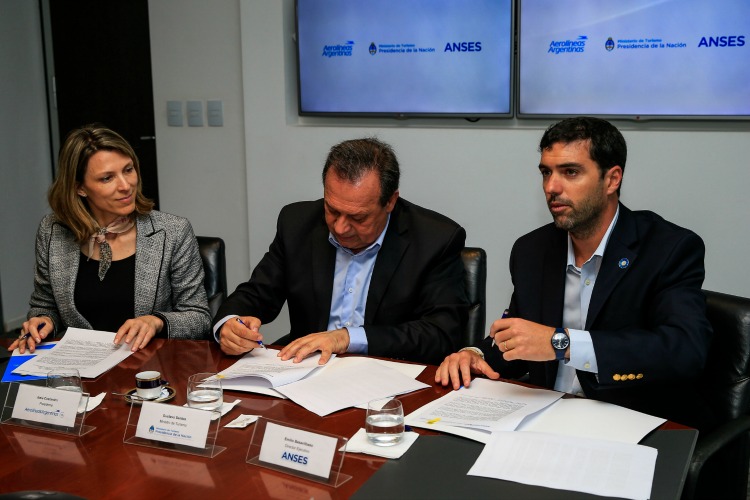 El ministro Santos, la titular de Aerolíneas Argentinas, Isela Costantini, y el director Ejecutivo de la ANSES, Emilio Basavilbaso