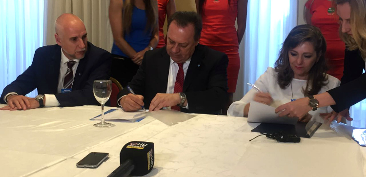 El ministro de Turismo de la Nación, Gustavo Santos, y la ministra de Turismo de Paraguay, Marcela Bacigalupo, firman el acuerdo