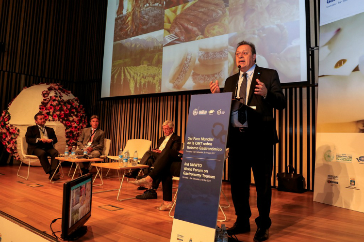 El ministro Santos en su exposición