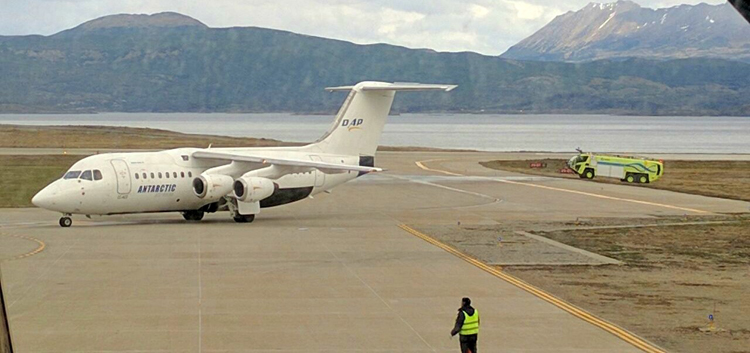 Llegada del vuelo Punta Arenas-Ushuaia